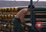 Standbild Airmen roll Bomben auf Gabelstapler Thailand, 1969, aus Sekunde 21 historischem Filmmaterial Videoclip 65675034369
