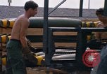 Standbild Airmen roll Bomben auf Gabelstapler Thailand, 1969, aus Sekunde 23 historischem Filmmaterial Videoclip 65675034369