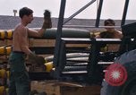 Standbild Airmen roll Bomben auf Gabelstapler Thailand, 1969, aus Sekunde 24 historischem Filmmaterial Videoclip 65675034369