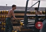 Standbild Airmen roll Bomben auf Gabelstapler Thailand, 1969, aus Sekunde 25 historischem Filmmaterial Videoclip 65675034369