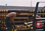 Standbild Airmen roll Bomben auf Gabelstapler Thailand, 1969, aus Sekunde 26 historischem Filmmaterial Videoclip 65675034369