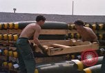Standbild Airmen roll Bomben auf Gabelstapler Thailand, 1969, aus Sekunde 27 historischem Filmmaterial Videoclip 65675034369