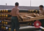 Standbild Airmen roll Bomben auf Gabelstapler Thailand, 1969, aus Sekunde 28 historischem Filmmaterial Videoclip 65675034369