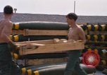 Standbild Airmen roll Bomben auf Gabelstapler Thailand, 1969, aus Sekunde 29 historischem Filmmaterial Videoclip 65675034369