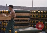 Standbild Airmen roll Bomben auf Gabelstapler Thailand, 1969, aus Sekunde 30 historischem Filmmaterial Videoclip 65675034369