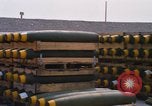 Standbild Airmen roll Bomben auf Gabelstapler Thailand, 1969, aus Sekunde 31 historischem Filmmaterial Videoclip 65675034369