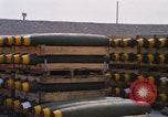 Standbild Airmen roll Bomben auf Gabelstapler Thailand, 1969, aus Sekunde 32 historischem Filmmaterial Videoclip 65675034369
