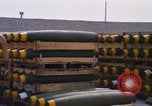 Standbild Airmen roll Bomben auf Gabelstapler Thailand, 1969, aus Sekunde 33 historischem Filmmaterial Videoclip 65675034369