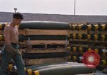 Standbild Airmen roll Bomben auf Gabelstapler Thailand, 1969, aus Sekunde 34 historischem Filmmaterial Videoclip 65675034369