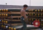 Standbild Airmen roll Bomben auf Gabelstapler Thailand, 1969, aus Sekunde 35 historischem Filmmaterial Videoclip 65675034369