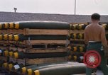 Standbild Airmen roll Bomben auf Gabelstapler Thailand, 1969, aus Sekunde 36 historischem Filmmaterial Videoclip 65675034369
