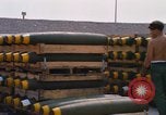 Standbild Airmen roll Bomben auf Gabelstapler Thailand, 1969, aus Sekunde 37 historischem Filmmaterial Videoclip 65675034369
