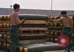Standbild Airmen roll Bomben auf Gabelstapler Thailand, 1969, aus Sekunde 39 historischem Filmmaterial Videoclip 65675034369