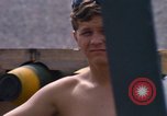 Standbild Airmen roll Bomben auf Gabelstapler Thailand, 1969, aus Sekunde 41 historischem Filmmaterial Videoclip 65675034369