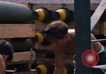 Standbild Airmen roll Bomben auf Gabelstapler Thailand, 1969, aus Sekunde 46 historischem Filmmaterial Videoclip 65675034369