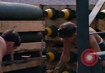 Standbild Airmen roll Bomben auf Gabelstapler Thailand, 1969, aus Sekunde 47 historischem Filmmaterial Videoclip 65675034369