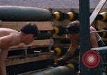 Standbild Airmen roll Bomben auf Gabelstapler Thailand, 1969, aus Sekunde 48 historischem Filmmaterial Videoclip 65675034369