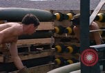 Standbild Airmen roll Bomben auf Gabelstapler Thailand, 1969, aus Sekunde 49 historischem Filmmaterial Videoclip 65675034369