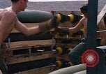 Standbild Airmen roll Bomben auf Gabelstapler Thailand, 1969, aus Sekunde 50 historischem Filmmaterial Videoclip 65675034369