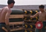 Standbild Airmen roll Bomben auf Gabelstapler Thailand, 1969, aus Sekunde 52 historischem Filmmaterial Videoclip 65675034369