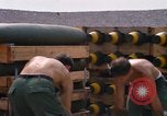 Standbild Airmen roll Bomben auf Gabelstapler Thailand, 1969, aus Sekunde 53 historischem Filmmaterial Videoclip 65675034369