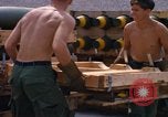 Standbild Airmen roll Bomben auf Gabelstapler Thailand, 1969, aus Sekunde 55 historischem Filmmaterial Videoclip 65675034369