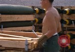 Standbild Airmen roll Bomben auf Gabelstapler Thailand, 1969, aus Sekunde 57 historischem Filmmaterial Videoclip 65675034369