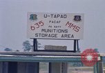 Standbild Airmen roll Bomben auf Gabelstapler Thailand, 1969, aus Sekunde 59 historischem Filmmaterial Videoclip 65675034369