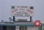 Standbild Airmen roll Bomben auf Gabelstapler Thailand, 1969, aus Sekunde 60 historischem Filmmaterial Videoclip 65675034369