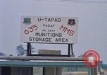 Standbild Airmen roll Bomben auf Gabelstapler Thailand, 1969, aus Sekunde 62 historischem Filmmaterial Videoclip 65675034369