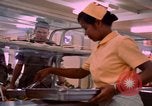 Standbild modulare Speisesaal serviert Airmen bei U-Tapao Royal Thai Navy Flugplatz Thailand, 1969, aus Sekunde 13 historischem Filmmaterial Videoclip 65675034378