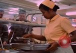 Standbild modulare Speisesaal serviert Airmen bei U-Tapao Royal Thai Navy Flugplatz Thailand, 1969, aus Sekunde 16 historischem Filmmaterial Videoclip 65675034378