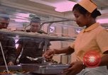 Standbild modulare Speisesaal serviert Airmen bei U-Tapao Royal Thai Navy Flugplatz Thailand, 1969, aus Sekunde 17 historischem Filmmaterial Videoclip 65675034378