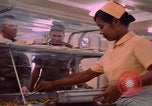Standbild modulare Speisesaal serviert Airmen bei U-Tapao Royal Thai Navy Flugplatz Thailand, 1969, aus Sekunde 19 historischem Filmmaterial Videoclip 65675034378