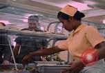 Standbild modulare Speisesaal serviert Airmen bei U-Tapao Royal Thai Navy Flugplatz Thailand, 1969, aus Sekunde 24 historischem Filmmaterial Videoclip 65675034378