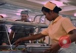 Standbild modulare Speisesaal serviert Airmen bei U-Tapao Royal Thai Navy Flugplatz Thailand, 1969, aus Sekunde 25 historischem Filmmaterial Videoclip 65675034378