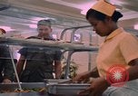 Standbild modulare Speisesaal serviert Airmen bei U-Tapao Royal Thai Navy Flugplatz Thailand, 1969, aus Sekunde 26 historischem Filmmaterial Videoclip 65675034378