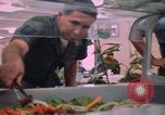 Standbild modulare Speisesaal serviert Airmen bei U-Tapao Royal Thai Navy Flugplatz Thailand, 1969, aus Sekunde 40 historischem Filmmaterial Videoclip 65675034378