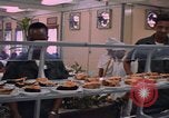Standbild modulare Speisesaal serviert Airmen bei U-Tapao Royal Thai Navy Flugplatz Thailand, 1969, aus Sekunde 49 historischem Filmmaterial Videoclip 65675034378