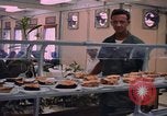 Standbild modulare Speisesaal serviert Airmen bei U-Tapao Royal Thai Navy Flugplatz Thailand, 1969, aus Sekunde 50 historischem Filmmaterial Videoclip 65675034378