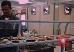 Standbild modulare Speisesaal serviert Airmen bei U-Tapao Royal Thai Navy Flugplatz Thailand, 1969, aus Sekunde 54 historischem Filmmaterial Videoclip 65675034378