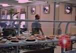 Standbild modulare Speisesaal serviert Airmen bei U-Tapao Royal Thai Navy Flugplatz Thailand, 1969, aus Sekunde 55 historischem Filmmaterial Videoclip 65675034378