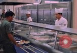 Standbild modulare Speisesaal serviert Airmen bei U-Tapao Royal Thai Navy Flugplatz Thailand, 1969, aus Sekunde 57 historischem Filmmaterial Videoclip 65675034378