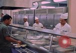 Standbild modulare Speisesaal serviert Airmen bei U-Tapao Royal Thai Navy Flugplatz Thailand, 1969, aus Sekunde 60 historischem Filmmaterial Videoclip 65675034378