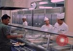 Standbild modulare Speisesaal serviert Airmen bei U-Tapao Royal Thai Navy Flugplatz Thailand, 1969, aus Sekunde 61 historischem Filmmaterial Videoclip 65675034378