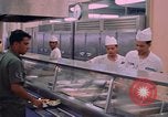 Standbild modulare Speisesaal serviert Airmen bei U-Tapao Royal Thai Navy Flugplatz Thailand, 1969, aus Sekunde 62 historischem Filmmaterial Videoclip 65675034378