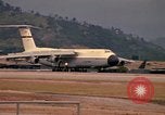 Immagine di C-5un rifornimento a U Tapao-Royal Thai Navy Airfield Della Thailandia, 1972, secondo 12 filmato di repertorio 65675034382