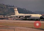 Immagine di C-5un rifornimento a U Tapao-Royal Thai Navy Airfield Della Thailandia, 1972, secondo 13 filmato di repertorio 65675034382