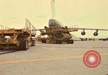 Immagine di C-5A essere scaricato da avieri del 6° porta antenna squadrone Della Thailandia, 1972, secondo 1 filmato di repertorio 65675034383