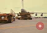 Immagine di C-5A essere scaricato da avieri del 6° porta antenna squadrone Della Thailandia, 1972, secondo 3 filmato di repertorio 65675034383